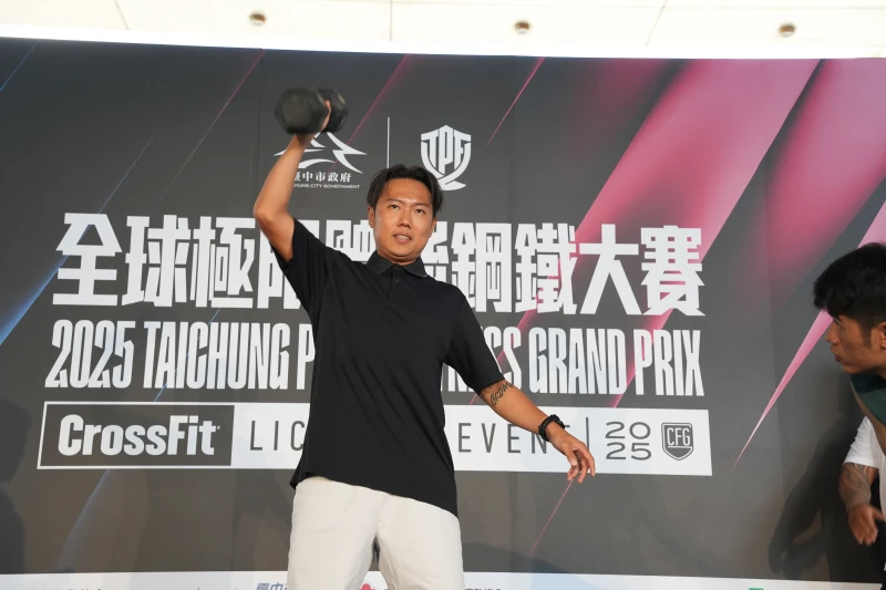 賽事推廣大使玖壹壹洋蔥挑戰單手啞鈴抓舉項目。官方提供
