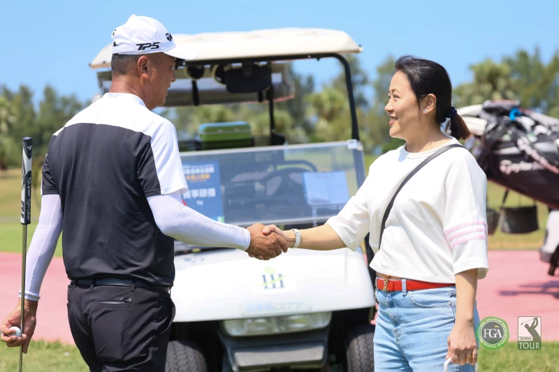 呂偉智連續三天都位居領先位置，老婆也在18果嶺迎接他完成比賽。Tpga／林聖凱攝影