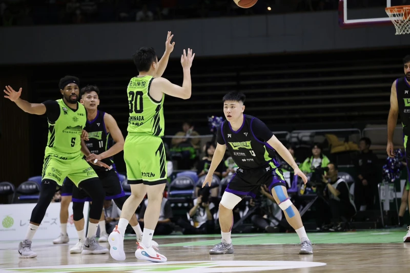 劉丞勳防守北海道王牌射手富永啓生。大會提供