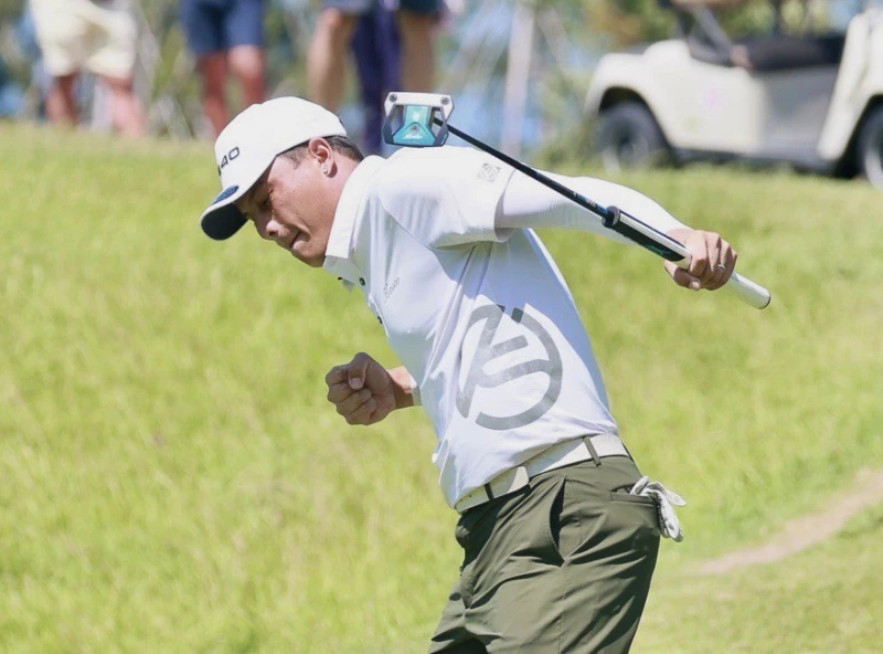 沙比亞特.馬克延長賽奪冠推桿進洞抓鳥獲勝振臂慶賀。鍾豐榮攝影