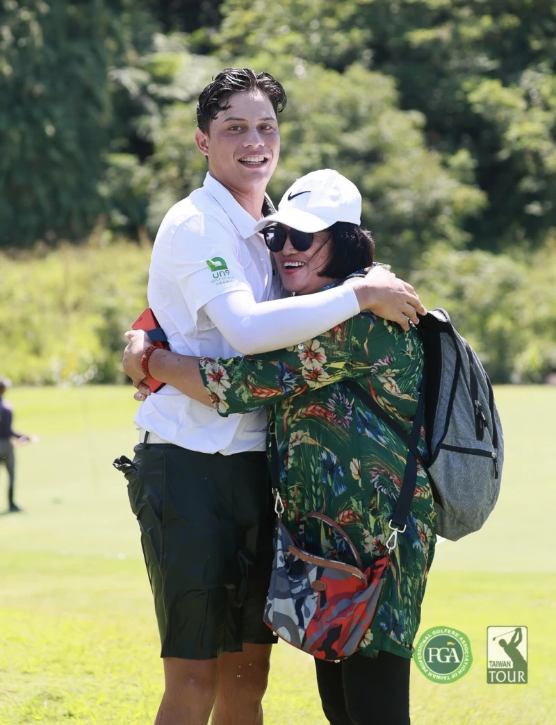 沙比亞特.馬克延長賽奪冠開心和媽媽擁抱。鍾豐榮攝影