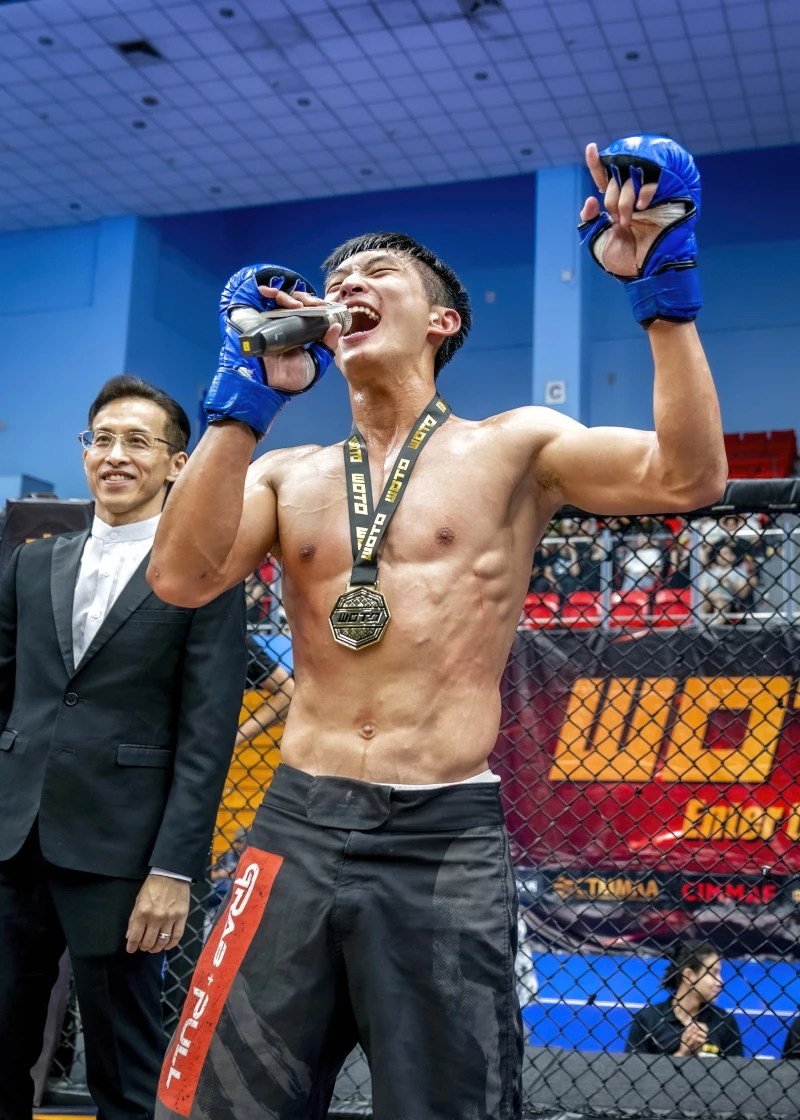 府城戰警陳暐承賽後拿起麥克風與觀眾分享勝利喜悅。大會提供