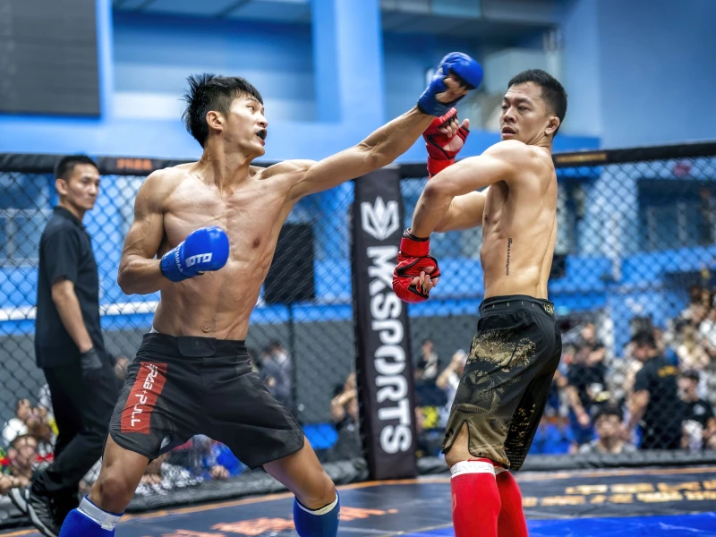 陳暐承(左)與香港對手保持距離小心應戰。大會提供