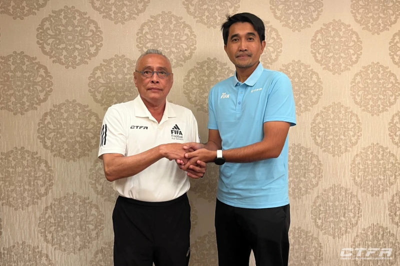 足協理事長王麟祥(左)與查克摩爾教練合照。中華足協提供