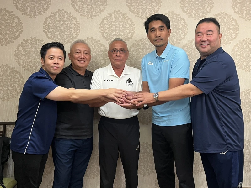 技術總監陳亮辰(左至右)Fifa顧問Mike Wong、理事長王麟祥、查克摩爾教練、趙士強秘書長。中華足協提供 