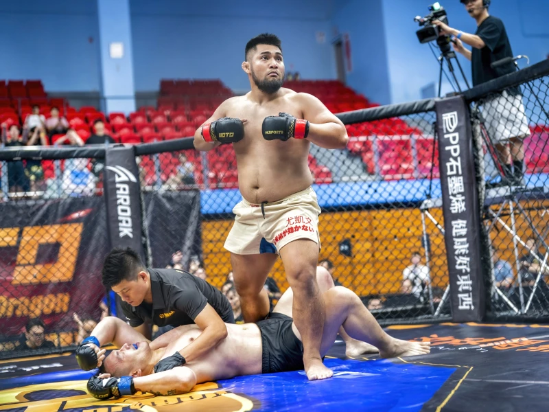 尤凱文完成Tko站起來接受觀眾歡呼。大會提供