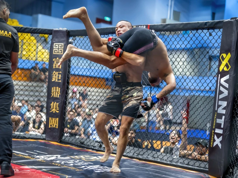 彭皓宇(左)跟對手近身肉搏。大會提供