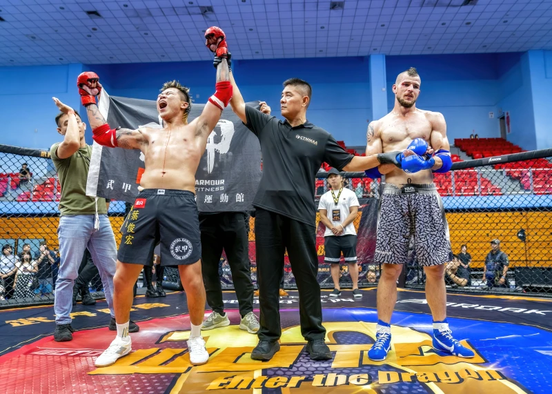 葉俊宏(左)確定擊敗美國對手興奮怒吼。大會提供