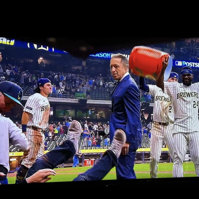 記者羅森索（Ken Rosenthal）不慎把釀酒人官方攝影師撞倒在地，還露出一臉不悅的表現。摘自推特