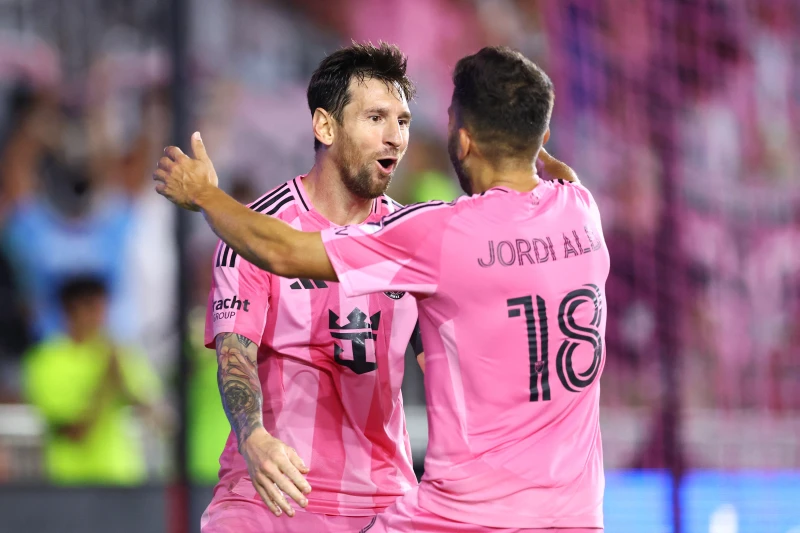 梅西(左)與阿爾巴再現巴塞隆納時期的默契配合。法新社