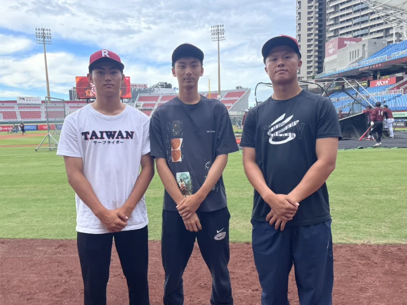 陳世展（左起）、鍾亦恩、黃奕翔3位U18國手向樂天桃猿報到。吳敏欣攝