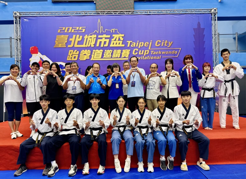 台北城市盃19日開幕貴賓與選手合影留念。大會提供