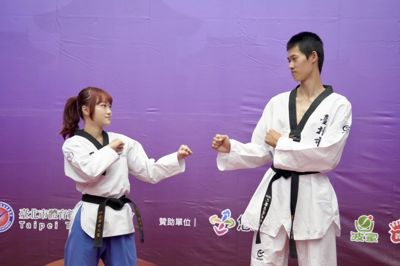 楊長螢(左)、蔡昇良最萌身高差對打畫面逗趣。大會提供