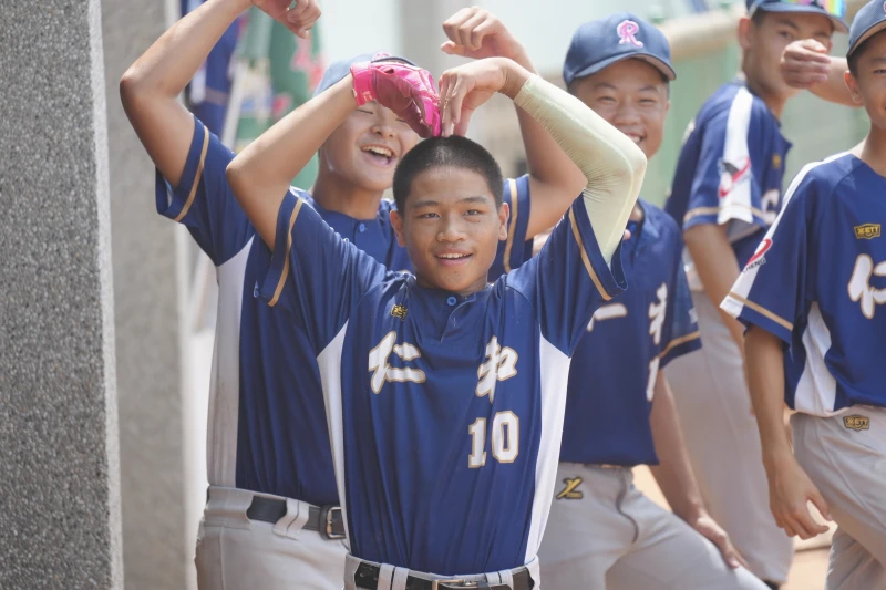 湖謙敲出三壘安打後,回家得分開心地跟鏡頭比愛心手勢。大會提供