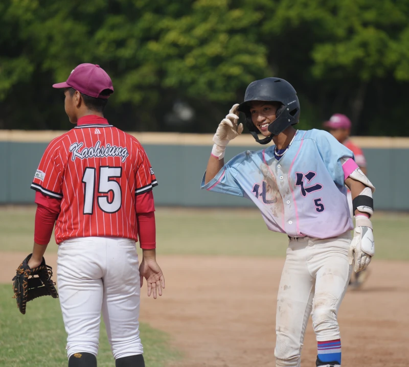 鄭奇恩(右)經常跟隊友互動自詡是氣氛組球員。大會提供