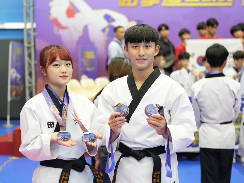 楊長螢(左)和鄧文智順利聯手摘金。大會提供