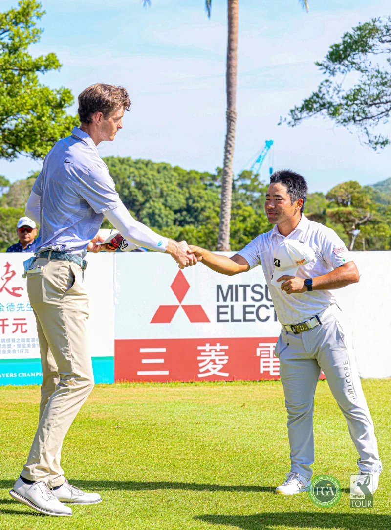 美國選手Charles Porter和日巡獎金王比嘉一貴身高相差近50公分,形成有趣對比,也證明身材在高爾夫球沒有絕對優勢球技跟球商才是最重要的。Tpga/林聖凱攝影