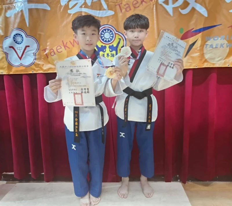 萬大國小的王家兄弟王柏瑜(左)王柏凱各摘兩金。大會提供