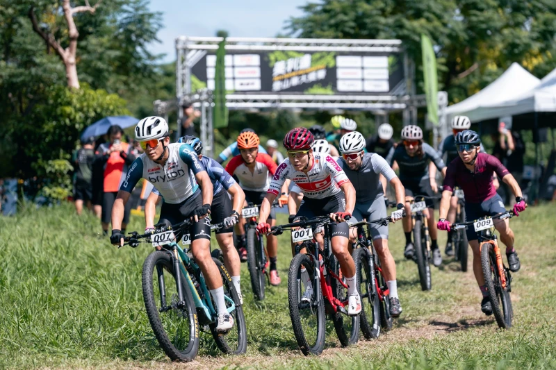 全場強度最高的男子菁英組一開賽台灣Xc冠軍龔裕哲左就火力全開。美利達自行車提供