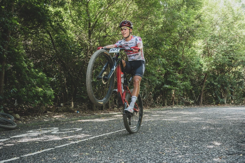 Toki Sawada在賽段補給區用翹孤輪來回應感謝加油的車友們。美利達自行車提供