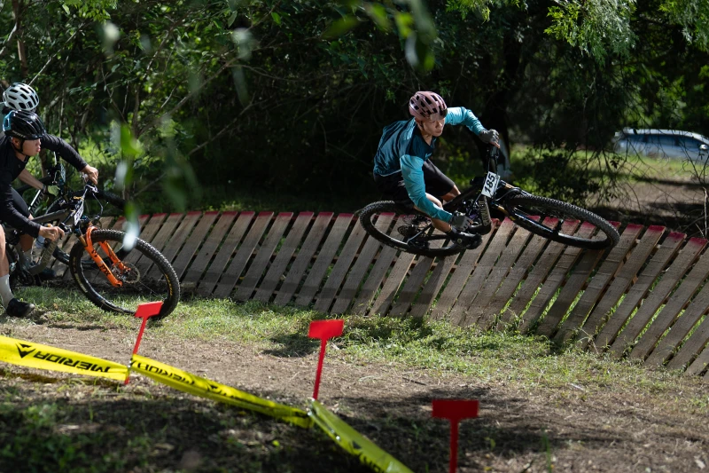 台灣Xce冠軍施宏霖右在4x土坡賽M15歲組領先封王。美利達自行車提供
