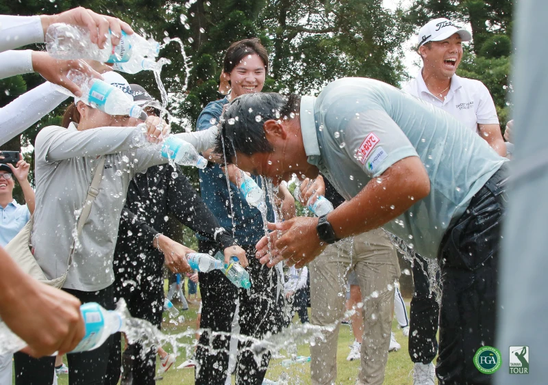 日本選手比嘉一貴奪冠好友們灑水慶賀。鍾豐榮攝影