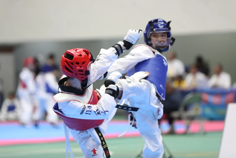 沈信村(後)以一面倒優勢完成四連霸。大會提供