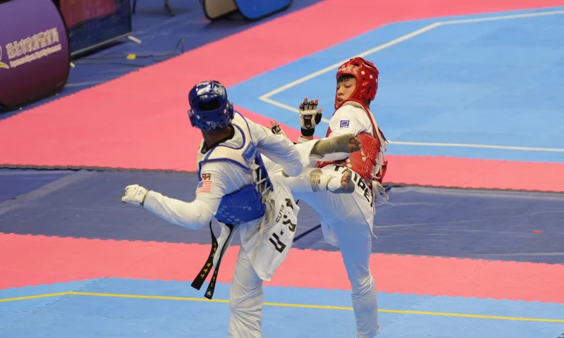 .蔡宇豪(紅色護具)在17歲以上男子68公斤級冠軍賽2比0技壓美國的Diego Pineda。大會提供