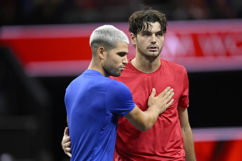 美國網球一哥弗里茨（Taylor Fritz，右）在拉沃盃終於首度打敗艾卡拉茲。法新社