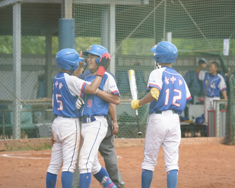 身為再見分的廖丞皓(中)一路飆回本壘接受隊友歡呼。大會提供