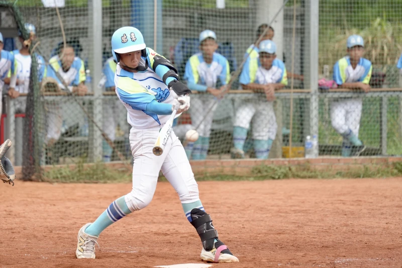 陳宥綸眼睛死盯著來球，順利敲出安打。大會提供