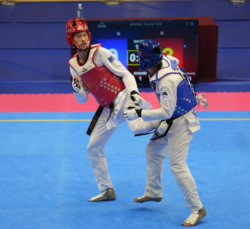 臺北市的蔡昇良(紅色護具)和桃園市的陳家昇青色護具對決。大會提供 