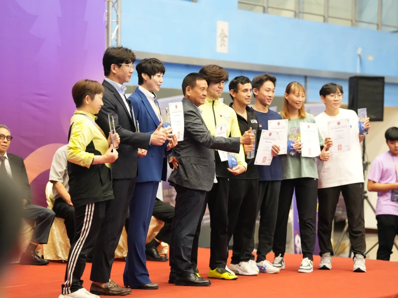 臺北市體育總會跆拳道協會理事長李勝陽頒發獎狀給教練。大會提供