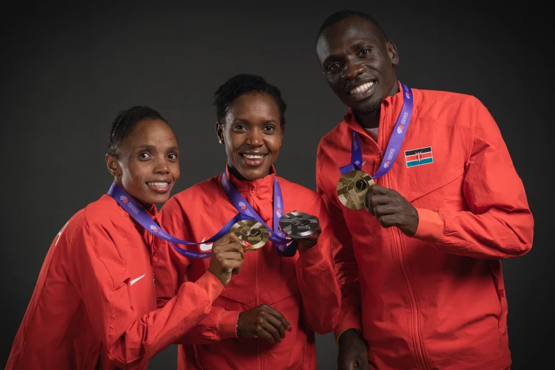 肯亞女子5000金、銀牌切貝特 (Beatrice Chebet，左)、基皮耶貢 (Faith Kipyegon，中)和男手800公尺金牌萬約尼 (Emmanuel Wanyonyi)。法新社