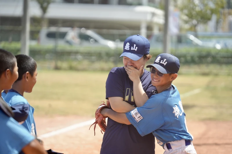 龜山拿下桃園盃冠軍，班導師喜極而泣。大會提供