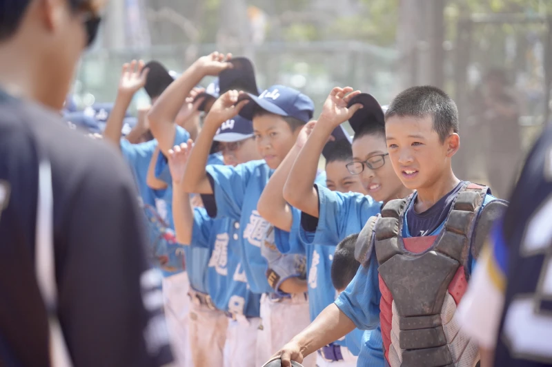 龜山順利捧走隊史第8冠，賽後跟對手敬禮。大會提供