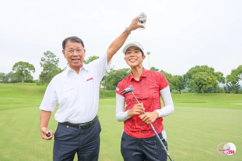 建大工業股份有限公司楊啟仁董事長(左)恭賀泰國選手喬爾切娃Cholcheva Wongras奪下冠軍。Tlpga=/ 葉勇宏攝