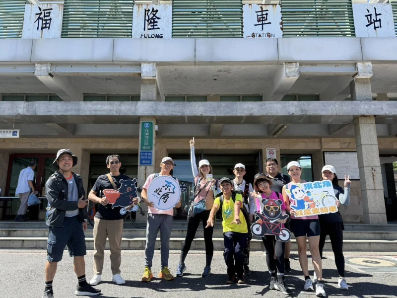 自行車愛好者齊聚舊草嶺環狀線，合影留下珍貴回憶。官方提供