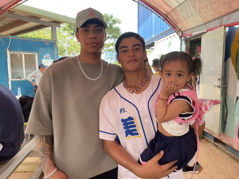 柯敬賢（左）、柯敬賢（中）兄弟。記者劉峻誠攝