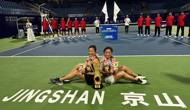 梁恩碩(右)拿下今年第二座WTA125雙打冠軍。夏碧霙提供