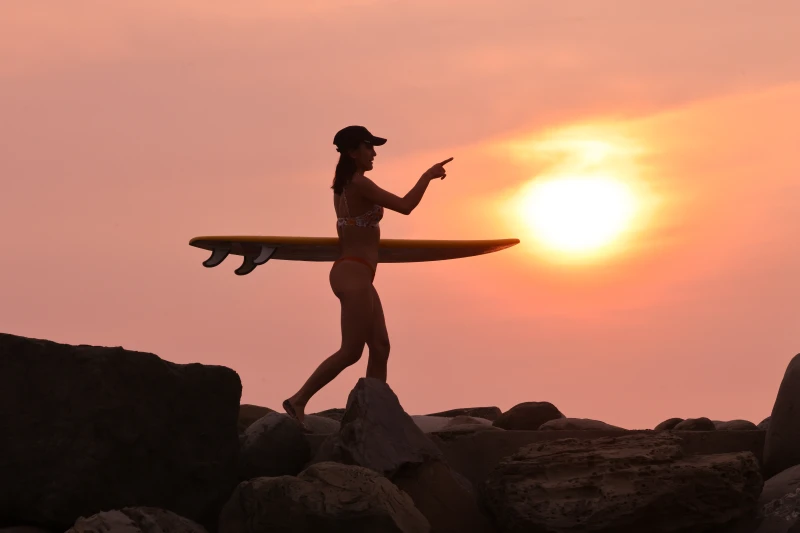 從日出到夕陽，陽光大女孩妙璇都在享受水中樂趣。特約記者 郭運復攝