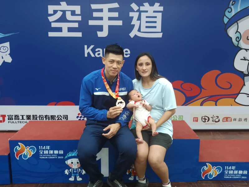 吳峻維(左)布著老婆杭州亞運金牌女將谷筱霜唐剛出生的女兒合照。詹健全攝