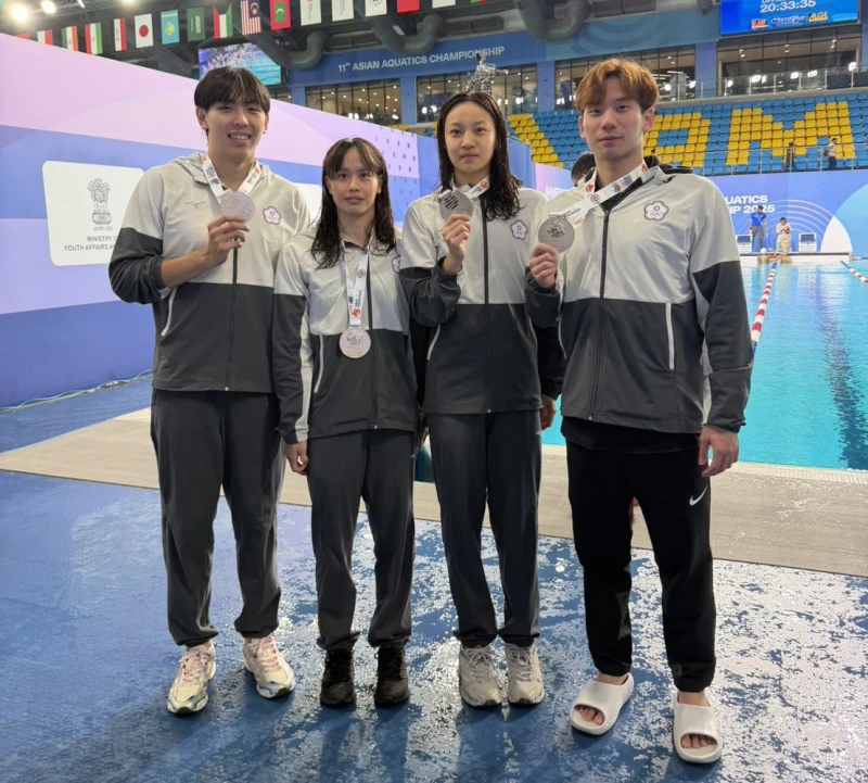 莊沐倫(左起)／劉姵吟／邱羿臻／王冠閎摘下男女混合400自接力銀牌。游泳協會提供