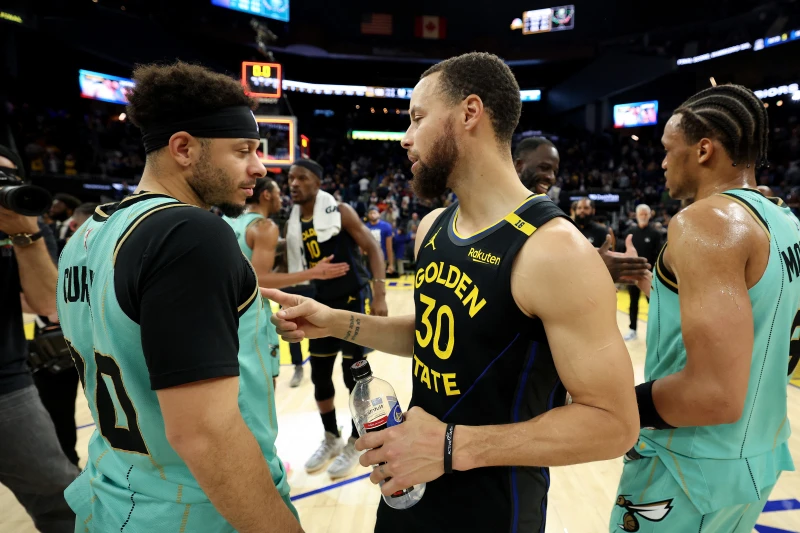 勇士球團宣布簽下陣中王牌球星柯瑞（Stephen Curry，右）的弟弟小柯瑞（Seth Curry，左），組成正版「浪花兄弟」。法新社