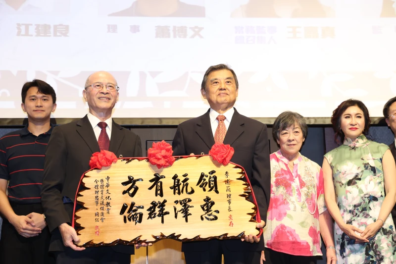 原理事長李述藺(右)過去在多所高中任教，得過師鐸獎。官方提供