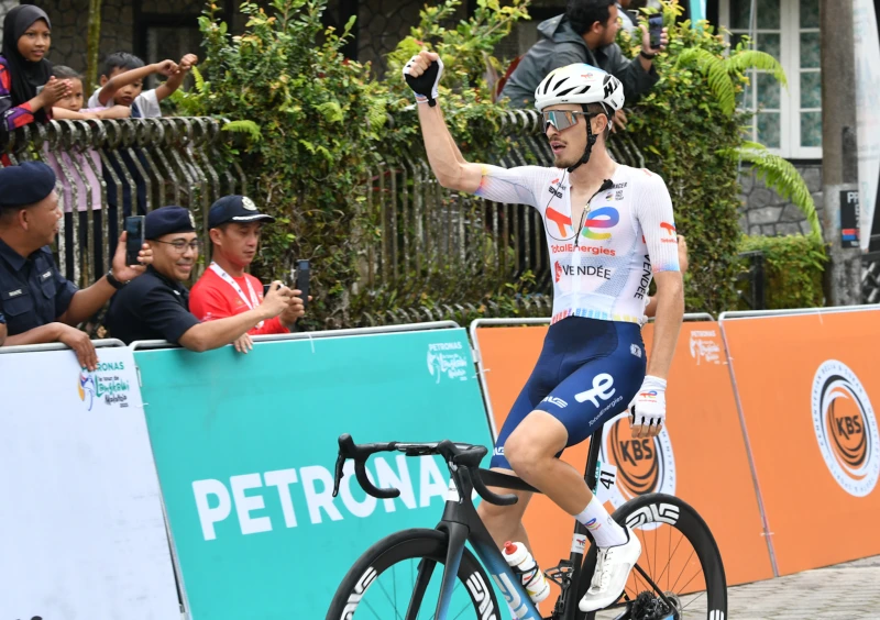 Total Energies車隊Joris Delbove以3小時0分25秒率先進入福隆港皇后站 。圓創運動行銷提供