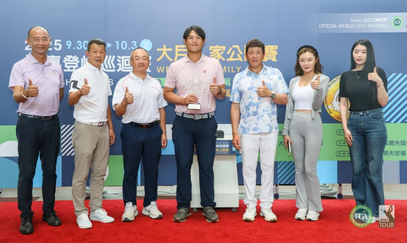 職業冠軍蔡凱任（中）頒獎典禮和貴賓合影。Tpga／林聖凱攝影