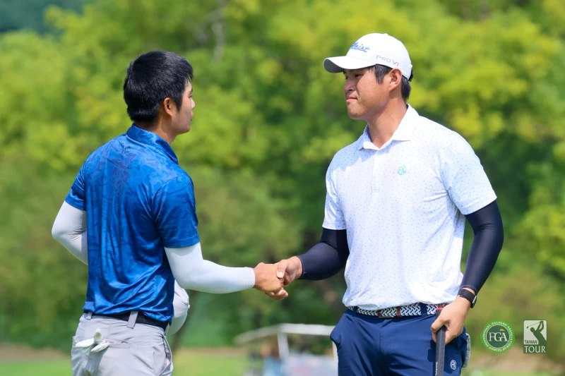蔡凱任（右）和蔡宗佑（左）都以四回合總桿277桿-11進入延長加賽。Tpga／林聖凱攝影