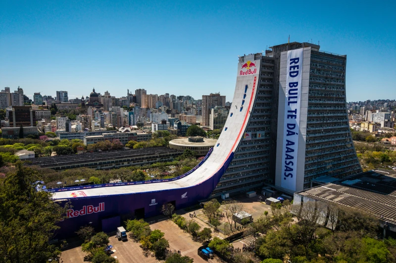  Red Bull Building Drop挑戰Red Bull 運動員Sandro Dias征服終極滑板坡。Red Bull提供