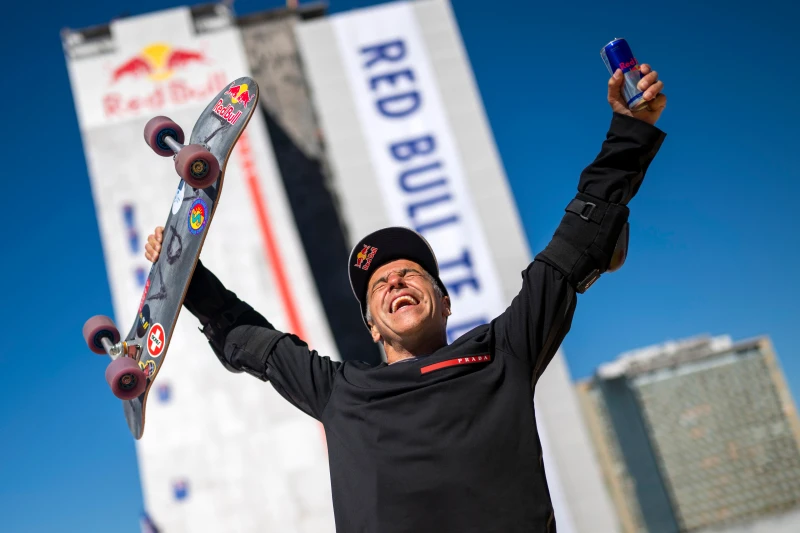Red Bull運動員來自巴西滑板界的傳奇人物Sandro Dias成功挑戰Red Bull Building Drop。Red Bull提供